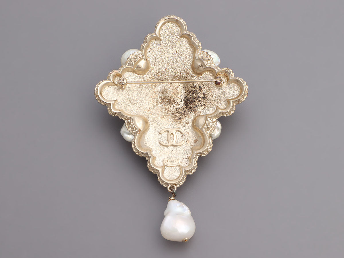 Chanel Large Pearl and Resin Runway Brooch - Ann's Fabulous Closeouts