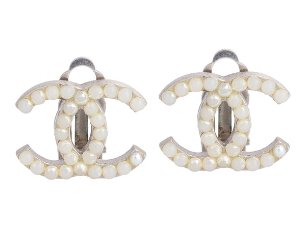 Chanel CC Logo Faux Pearl Earrings Clip On Silver Tone c2003 – Sophie Jane