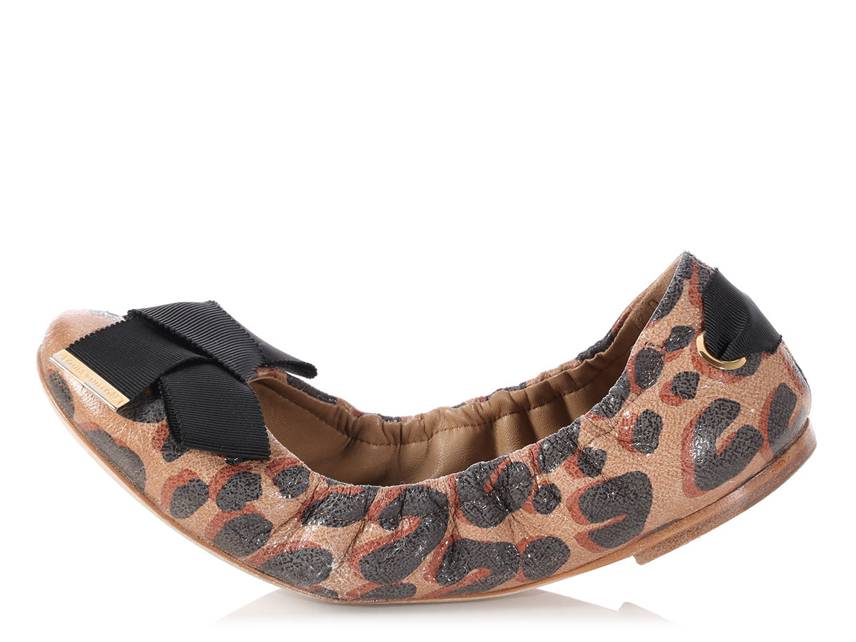 Leopard Scarf & Suede Pumps  Louis vuitton, Louis vuitton scarf, Vuitton  handbags